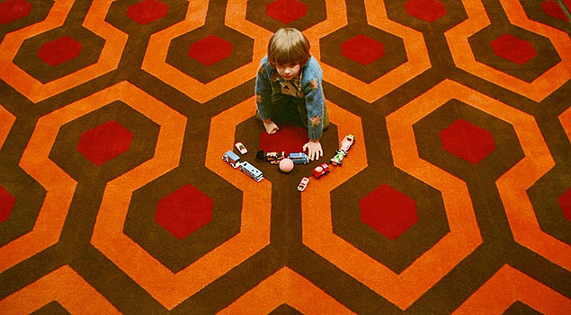 O ator Danny Loyd como o menino Danny Torrence na cena em que brinca no corredor do hotel no filme 'O Iluminado', de Stanley Kubrick 