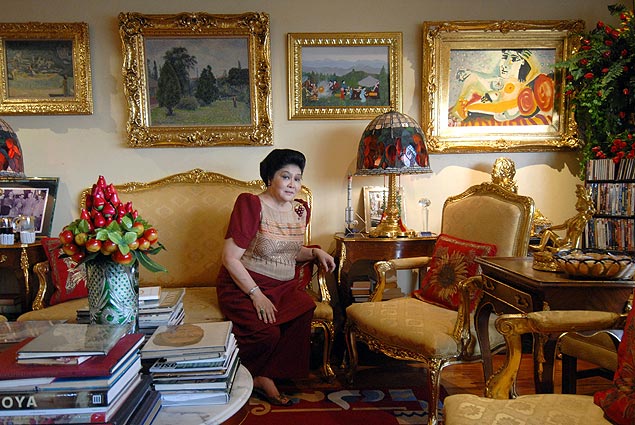 Imelda Marcos em seu apartamento nas Filipinas, em 2007