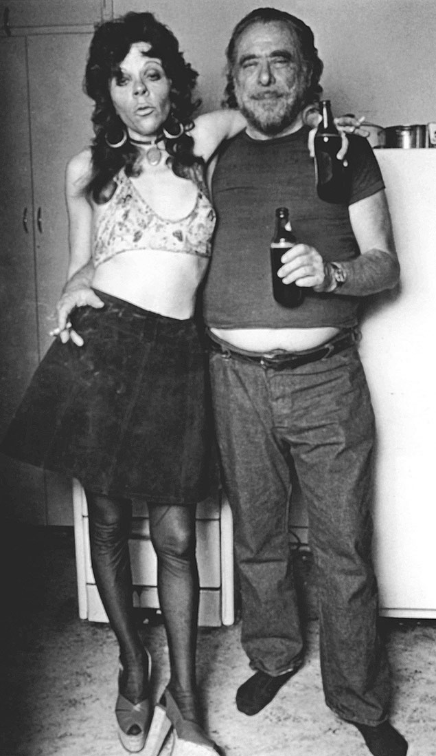 Charles Bukowski com uma amiga em festa em sua casa, em foto sem data 
