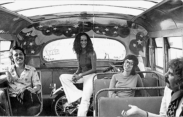 Hugo Carvana (dir.) com Chico Buarque, Maria Bethânia e Nara Leão em cena do filme "Quando o Carnaval Chegar" (1972)