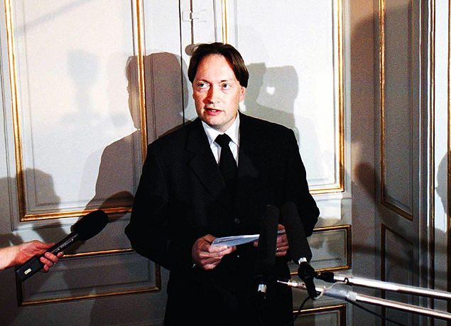 O secret�rio da Academia Sueca anuncia para a imprensa o ganhador do Pr�mio Nobel de Literatura de 2001