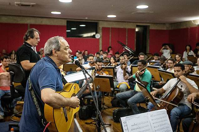 Ao violo, Toquinho ensaia com a Orquestra Experimental de Repertrio regida por Carlos Moreno (de preto)