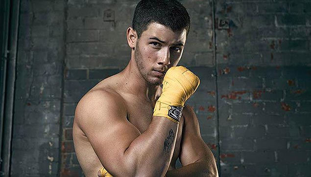 O músico e ator Nick Jonas como o lutador de MMA Nate, na série 'Kingdom