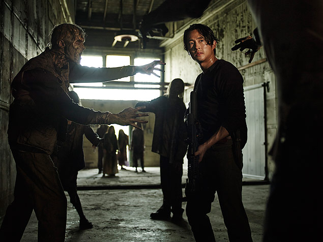 Glenn (Steven Yeun) perseguido por zumbis no5ª ano de 'The Walking Dead'