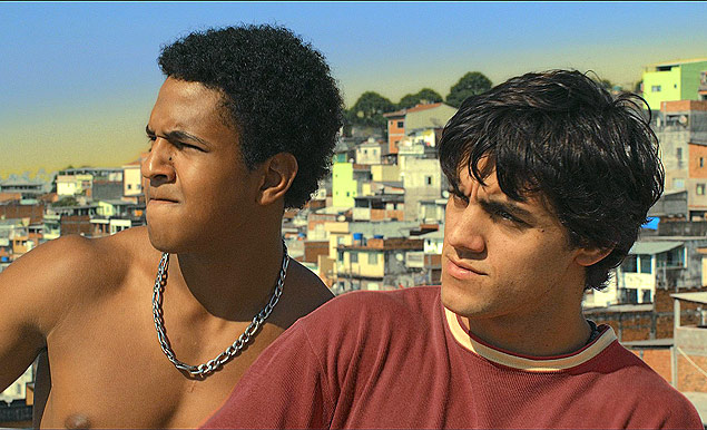 Gerson (Jorge Dias,  esquerda) e Zeca (Felipe Simas) em cena do filme 'Na Quebrada'