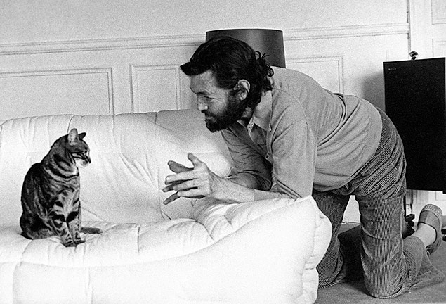 Julio Cortzar com sua gata Franelle,em Paris, em 1967
