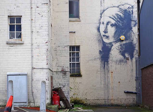 "Girl with Pierced Eardrum", releitura do grafiteiro Banksy de "Moa com Brinco de Prola", do holands Johannes Vermeer