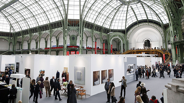 Visitantes observam obras de arte no Grand Palais, onde ocorre a feira parisiense Fiac