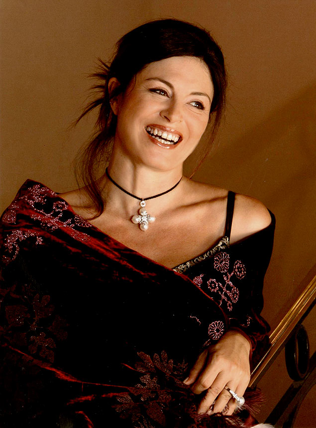 A soprano italiana Anna Caterina Antonacci posa para foto