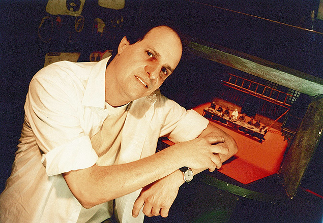  O arquiteto, cengrafo e figurinista Jos Carlos Serroni, em So Paulo, em imagem de 2003