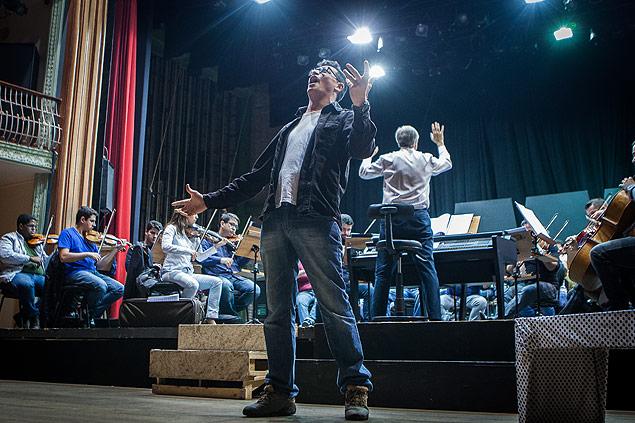 Johnny Frana, que interpreta Don Giovanni, ensaia com orquestra no Theatro So Pedro