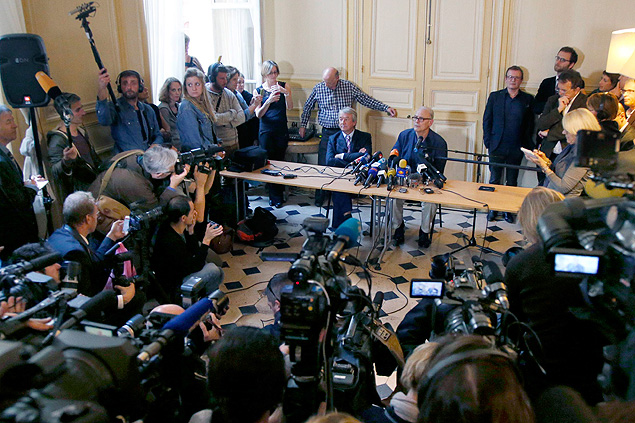 O escritor francês Patrick Modiano concede entrevista após ser premiado neste ano
