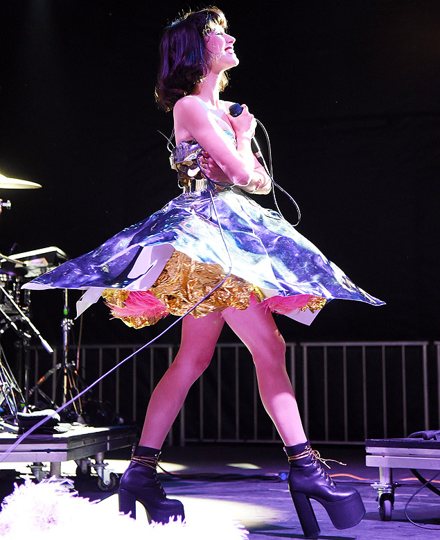 A cantora neozelandesa Kimbra durante show no festival