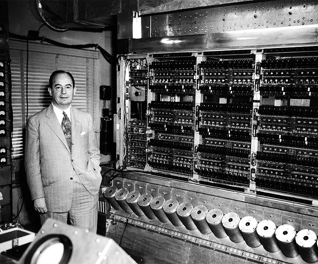 Von Neumann com o computador que criou nos anos 1940