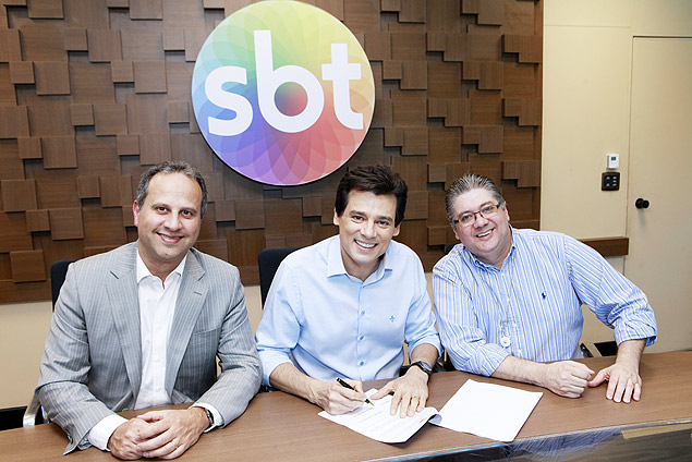 O apresentador Celso Portiolli entre os executivos do SBT José Roberto Maciel e Leon Abravanel