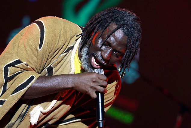 Tiken Jah Fakoly, cantor de reggae da Costa do Marfim participou da gravao de 'Africa Stop Ebola'