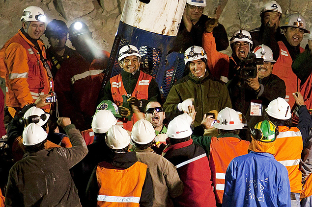 O eletricista chileno Mario Seplveda (de culos escuros) celebra o resgate 