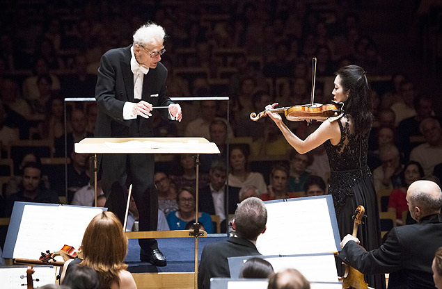 O maestro Stanislaw Skrowaczewski e a violinista Akiko Suwanai em concerto da Osesp no dia 30/10 na Sala São Paulo