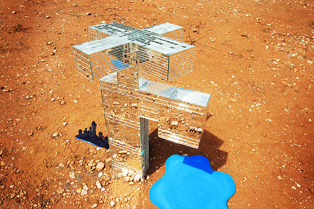 Na caatinga, artista Thiago Cstackz protesta contra a seca com torneira