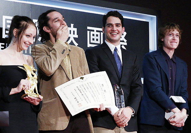 Os irmos Benny (esq.) e Joshua Safdie recebem o prmio de melhor filme no Festival de Tquio