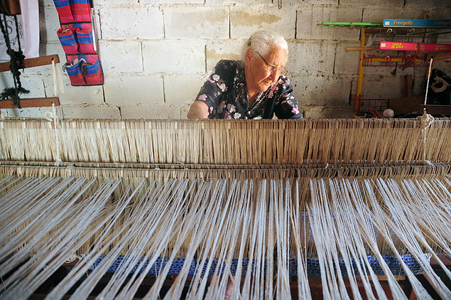 A costureira, tecel e professora de tcnicas artesanais dona Anzia, diante de seu tear