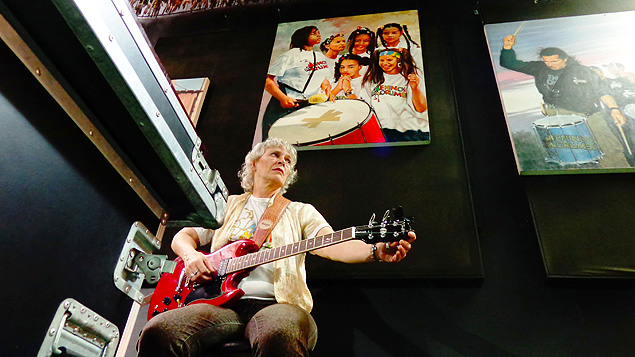 A paulistana Lucinha Turnbull, 61, considerada a primeira guitarrista mulher no Brasil
