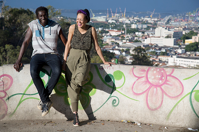 O poeta português Alexandre Diaphra e a brasileira Roberta Estrela D'Alva, na favela da Mangueira, no Rio