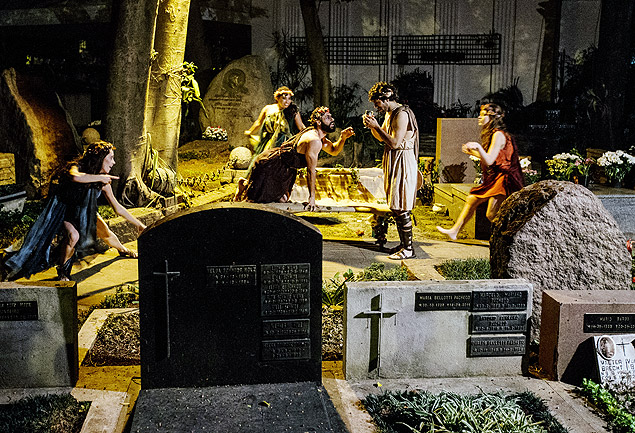 Cena da pea 'A Jornada de Orfeu', no Cemitrio do Redentor, em SP