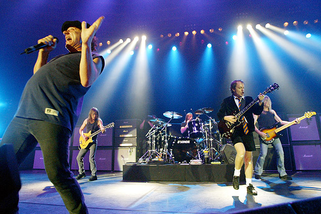 Brian Johnson, Malcolm Young, Phil Rudd, Angus Young e Cliff Williams em show do AC/DC em Munique, na Alemanha