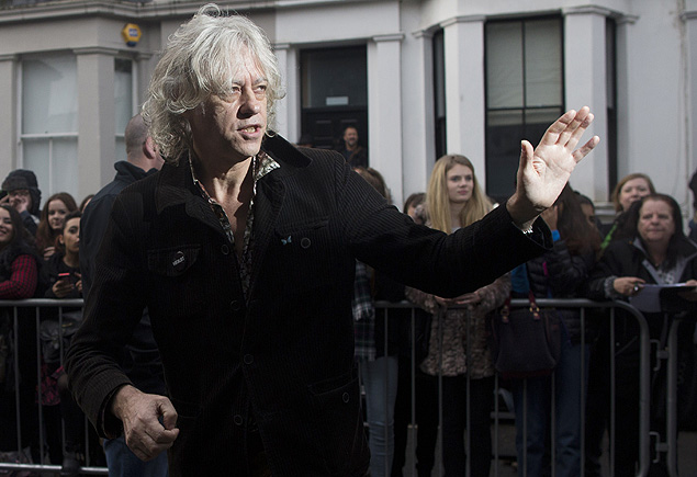 O msico irlands Bob Geldof chegando no estdio em Londres para gravar o single, em novembro