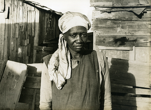Carolina Maria de Jesus em meio aos barracos da favela do Canind, nas cercanias do recm-construdo estdio, em 1958