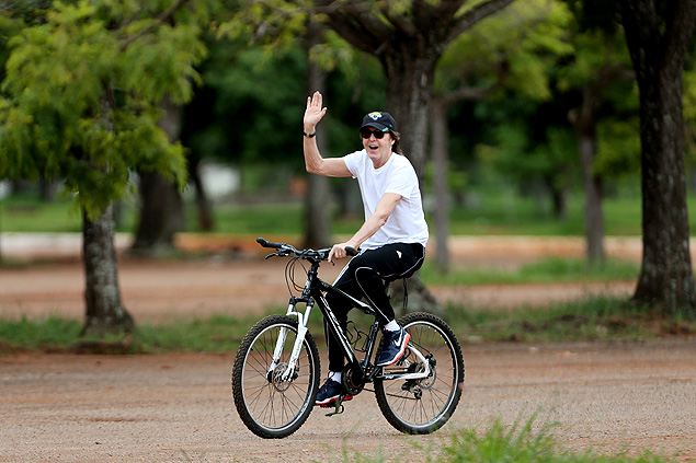 Paul McCartney pedala no Parque da Cidade em Braslia