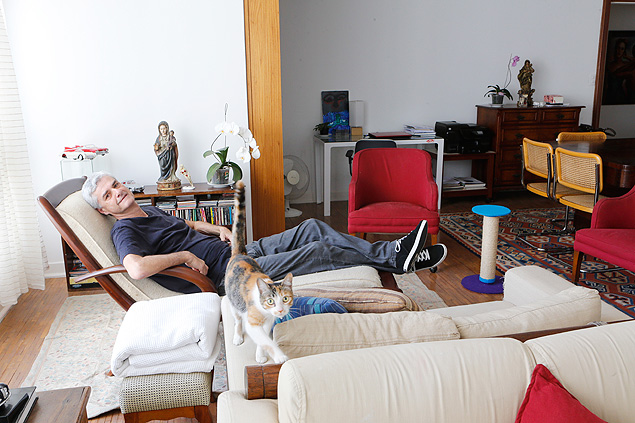 Reinaldo Moraes, que lana livro de crnicas safadas', relaxa em sua casa com sua gata tricolor, que quis sair na foto