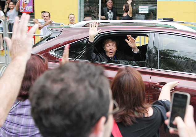 Paul McCartney chega ao estdio de vidro aberto, nesta tera (25), para o delrio dos fs