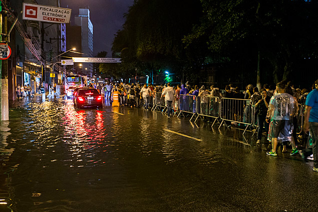 Chuva alaga a rua Turiassu na entrada do Allianz Parque