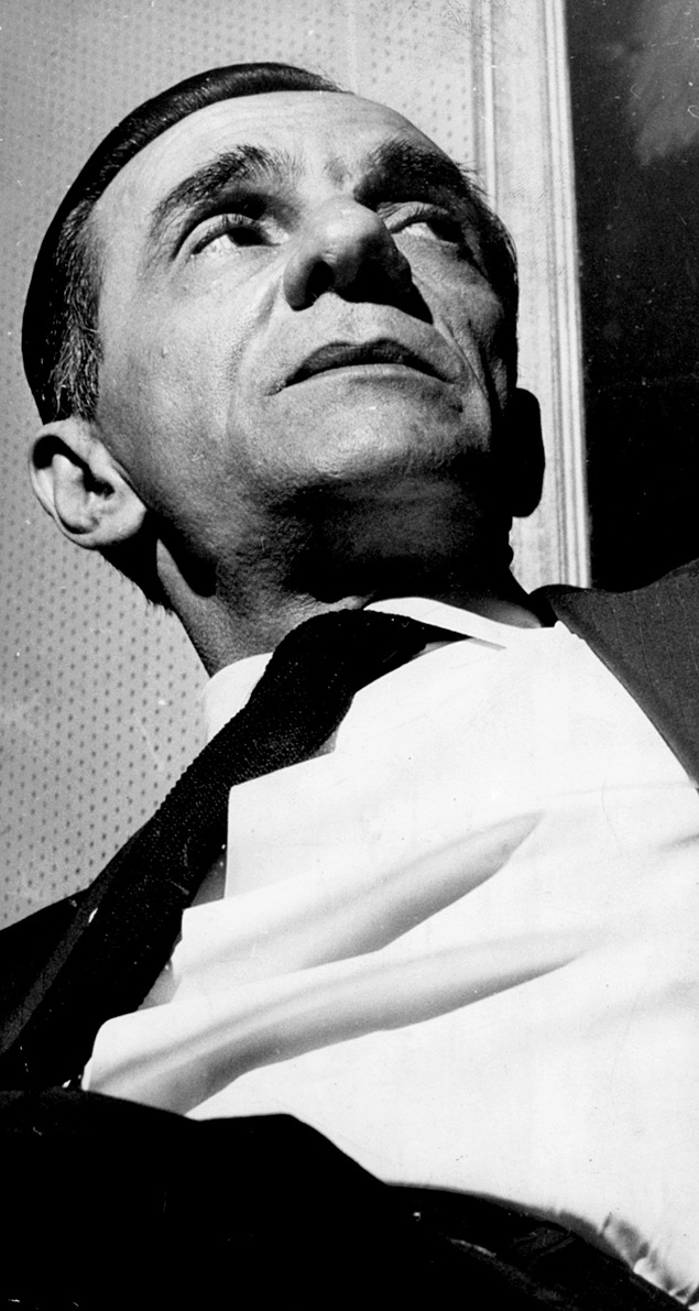 O poeta Joo Cabral de Melo Neto em fotografia de 1968