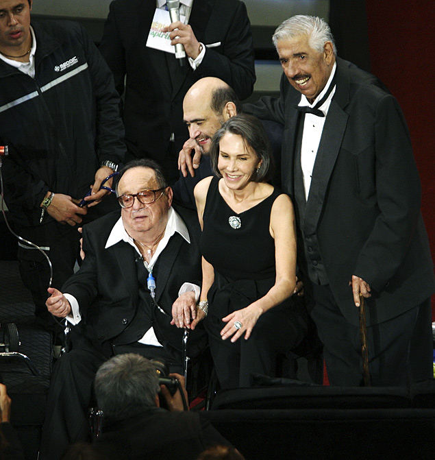 Bolaos com a mulher, Florinda Meza, dgar Vivar (sr. Barriga) e Rubn Aguirre (Girafales) em homenagem em 2012