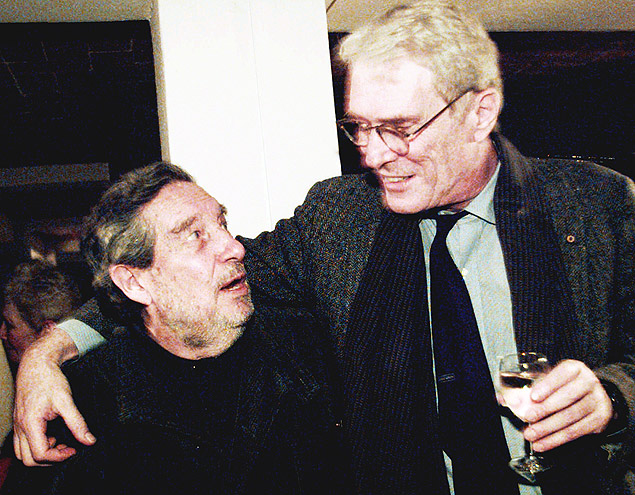 O poeta Mark Strand (dir.) com o também poeta Octavio Paz, em 1995