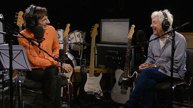 Ronnie Wood (esq.), guitarrista da banda Rolling Stones ao lado do músico Ian McLagan, ex-The Faces, durante gravação do programa "The Ronnie Wood Show"