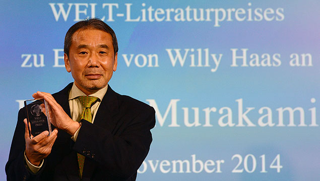 Japanese writer Haruki Murakami poses with his trophy prior to an award ceremony for the Germany's Welt Literature Prize bestowed by the German daily Die Welt, in Berlin on November 7, 2014. AFP PHOTO / JOHN MACDOUGALL ORG XMIT: JDM020