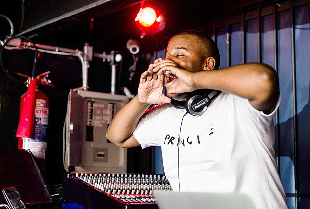 O DJ portugus Marfox tocando no clube carioca La Paz, no festival Novas Frequncias