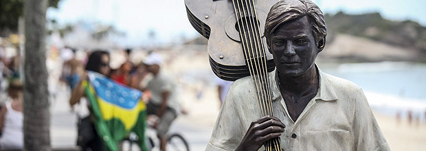 BRA04. RO DE JANEIRO (BRASIL), 8/12/2014.- Detalle de una estatua en homenaje al compositor brasileo Tom Jobim que fue inaugurada hoy, lunes 8 de diciembre de 2014, en el vigsimo aniversario de su muerte en la playa carioca de Ipanema, que inmortaliz en su inolvidable cancin 