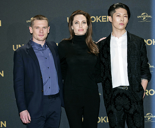 A diretora Jolie posa com os atores Jack O'Connell e Miyavi em evento do filme 