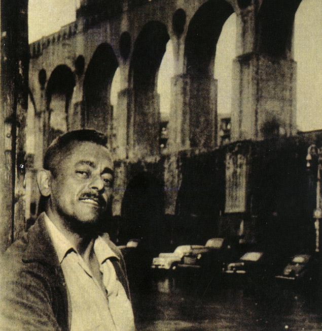 O compositor Assis Valente em 1951, diante de painel que reproduz os Arcos da Lapa, no Rio