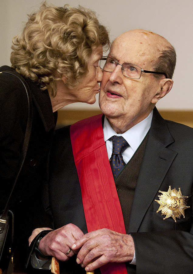 O diretor portugus Manoel de Oliveira  beijado por sua mulher, Maria Isabel Brando de Meneses de Almeida Carvalhais, aps ser homenageado