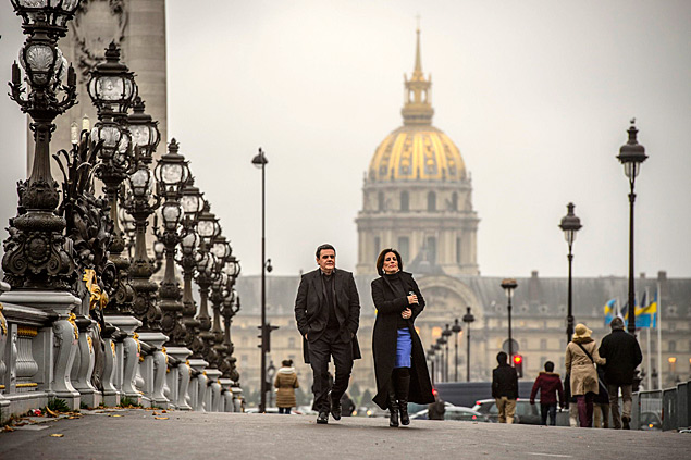 Cassio Gabus Mendes e Glria Pires gravam a novela "Babilnia" na ponte Alexandre 3, em Paris