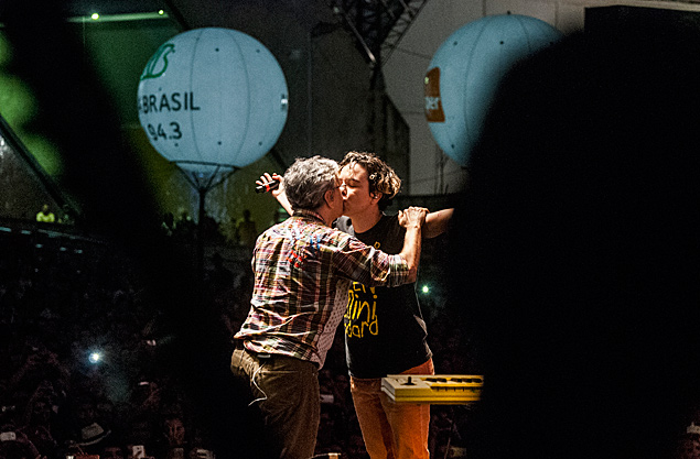 Caetano Veloso e Maria Gad se beijam em apresentao na noite deste domingo (14)