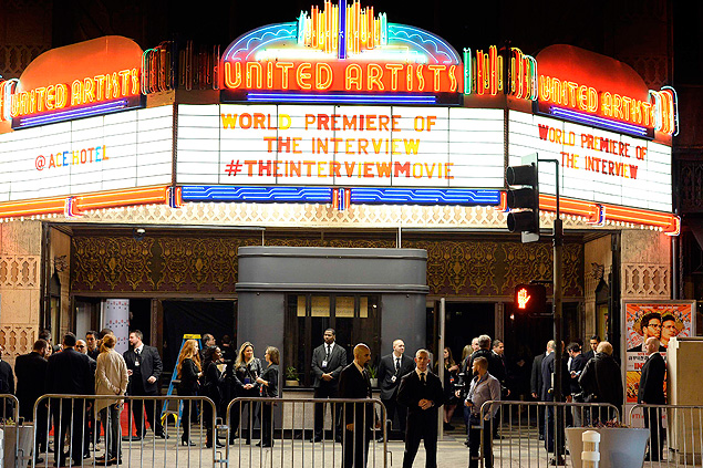 Cinema em Los Angeles  cercado por seguranas antes da pr-estreia do filme na ltima semana