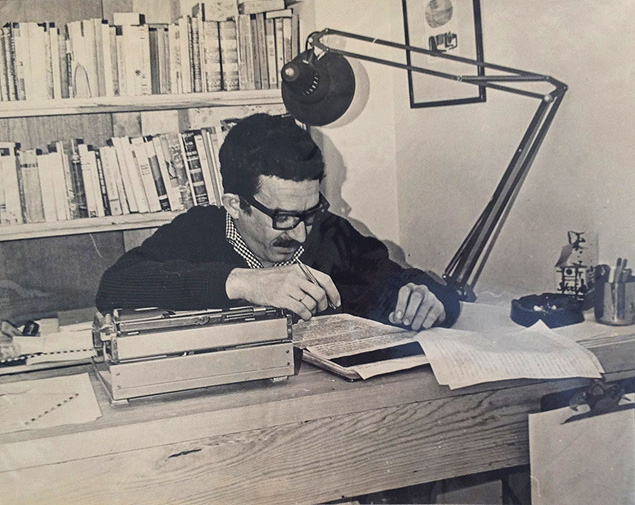 Photograph Gabriel García Márquez working on "One Hundred Years of Solitude." Photograph by Guillermo Angulo Image courtesy of Harry Ransom Center ***DIREITOS RESERVADOS. NÃO PUBLICAR SEM AUTORIZAÇÃO DO DETENTOR DOS DIREITOS AUTORAIS E DE IMAGEM***