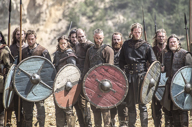 Ao centro, Travis Fimmel, o Ragnar Lothbrok, em cena de 'Vikings
